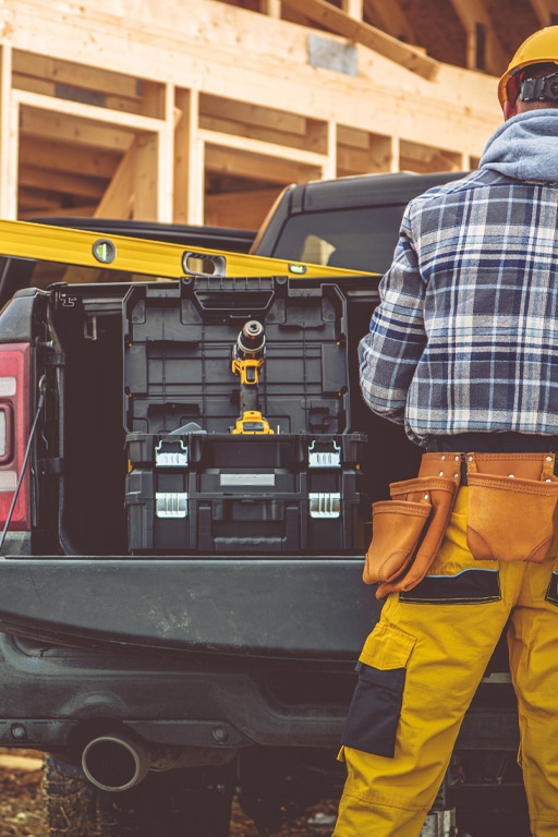 Accent-workers-truck